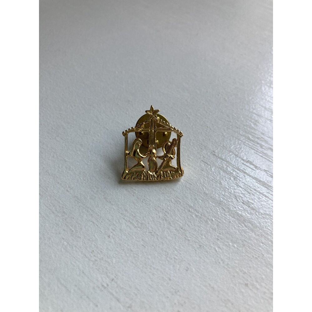 Vintage Gold Tone Nativity Scene Manger Christmas Lapel Pin Brooch
